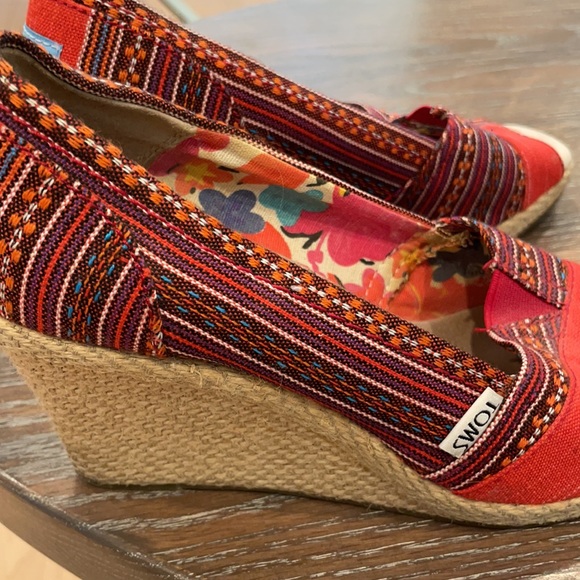 Toms 8.5 shoes - Picture 3 of 6